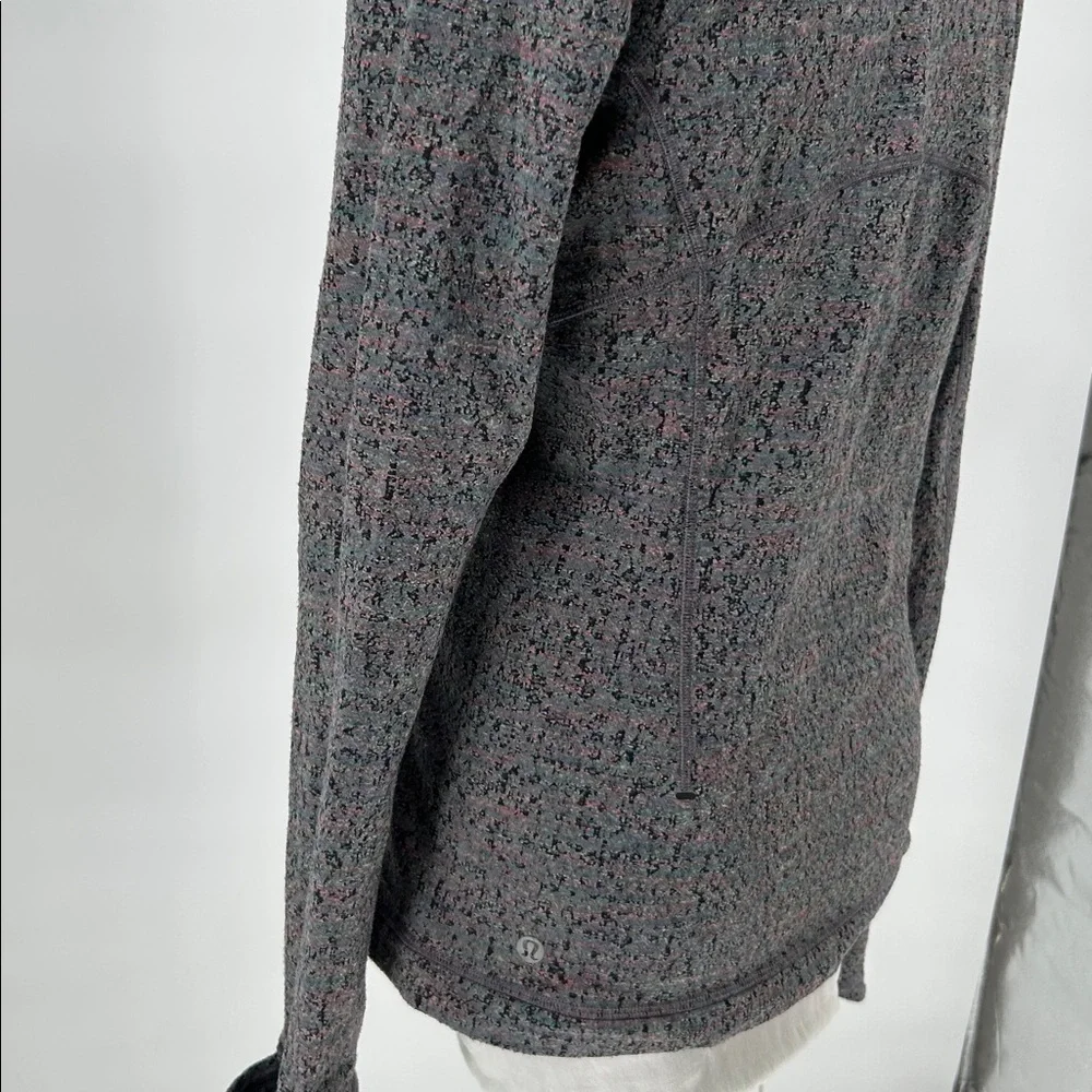 Lululemon Size 6 Heathered Gray Long Sleeve Thumbhole Zip Pocket Top - Picture 6 of 12